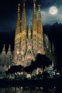 sagrada-familia-cathedrale-concue-par-gaudi-pendant-la-nuit-barcelone-espagne